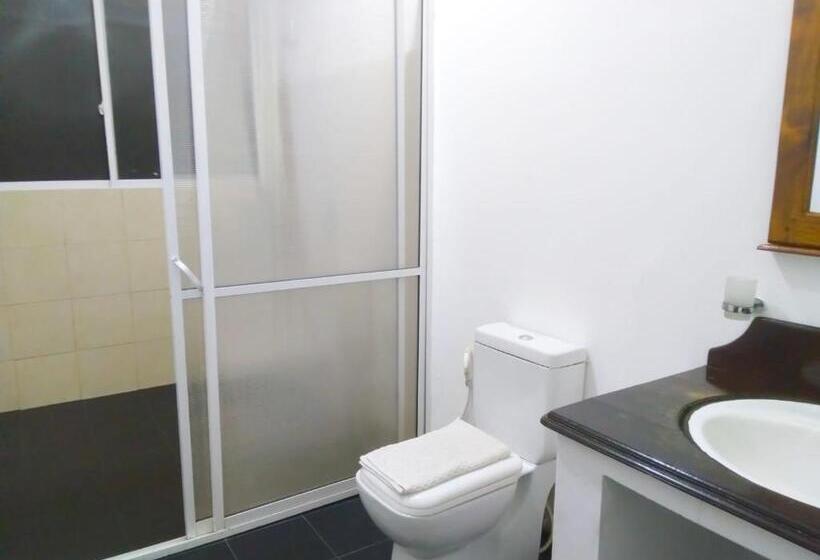 ホテル The Peak Ella