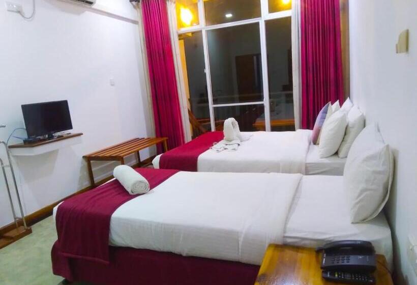 ホテル The Peak Ella