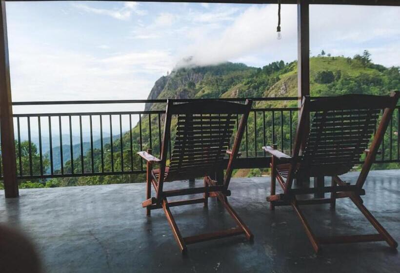 ホテル The Peak Ella