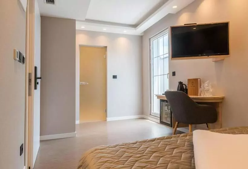 هتل Emilia Lux Rooms