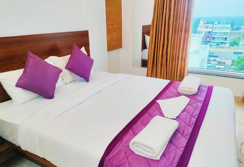 호텔 Keerthis Royal Suites Kempegowda International Airport