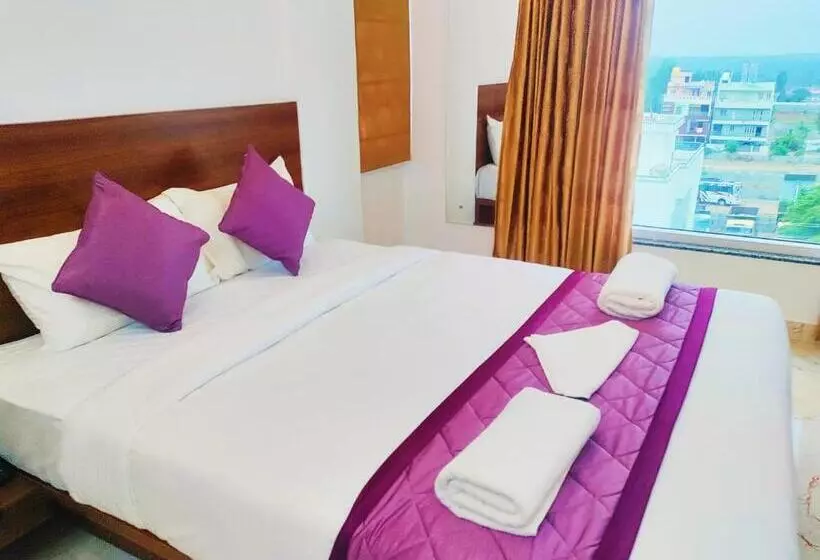 ホテル Keerthis Royal Suites Kempegowda International Airport