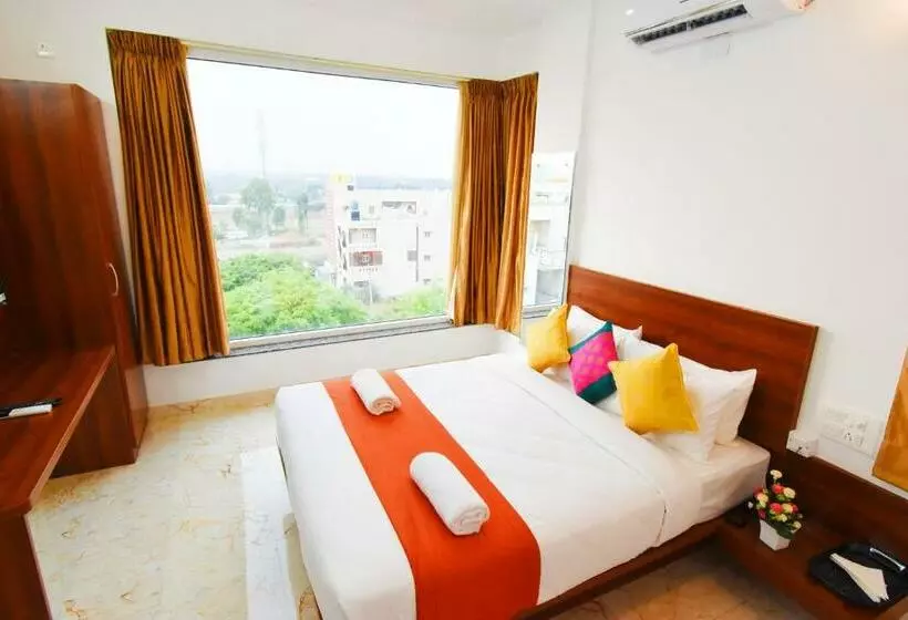 ホテル Keerthis Royal Suites Kempegowda International Airport