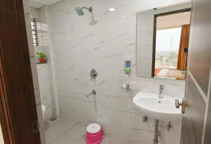 ホテル Keerthis Royal Suites Kempegowda International Airport