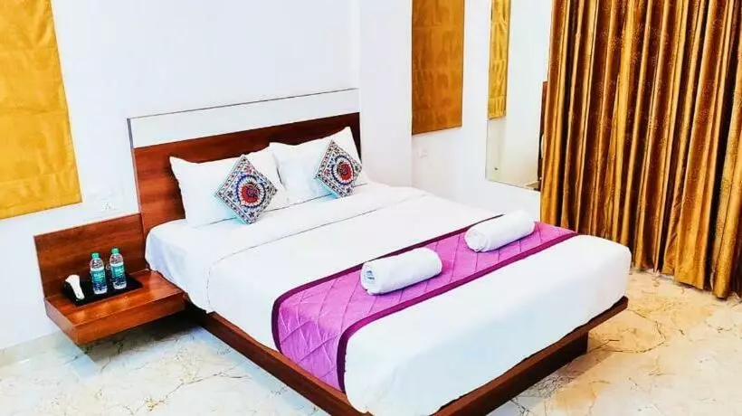 ホテル Keerthis Royal Suites Kempegowda International Airport