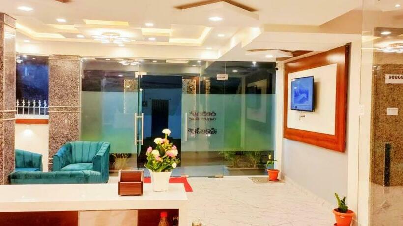 호텔 Keerthis Royal Suites Kempegowda International Airport