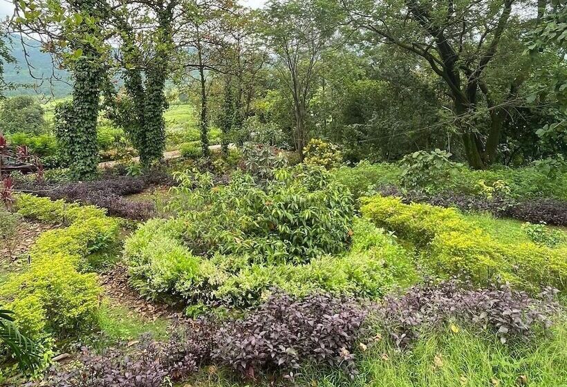 فندق The Homecoming Farmstay Karjat