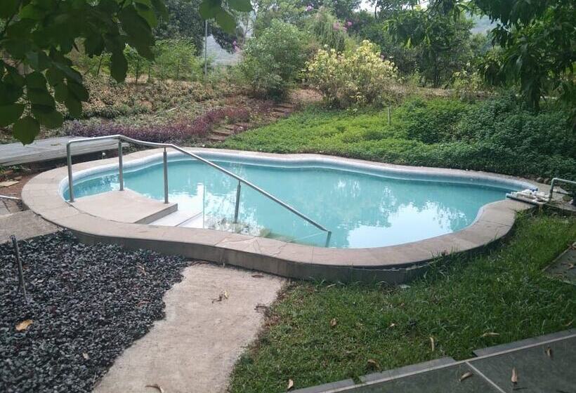 호텔 The Homecoming Farmstay Karjat