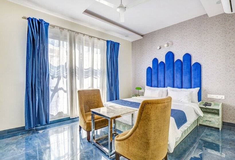 Fabhotel The White Moon