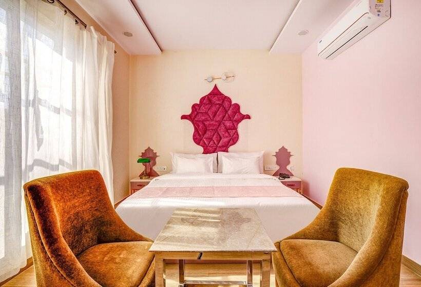 Fabhotel The White Moon