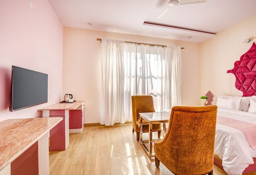 Fabhotel The White Moon