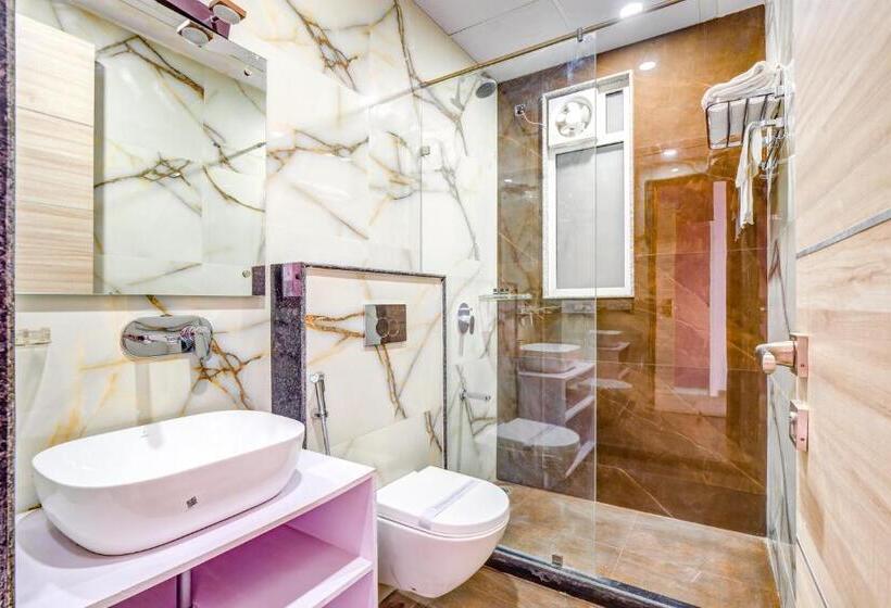 Fabhotel The White Moon