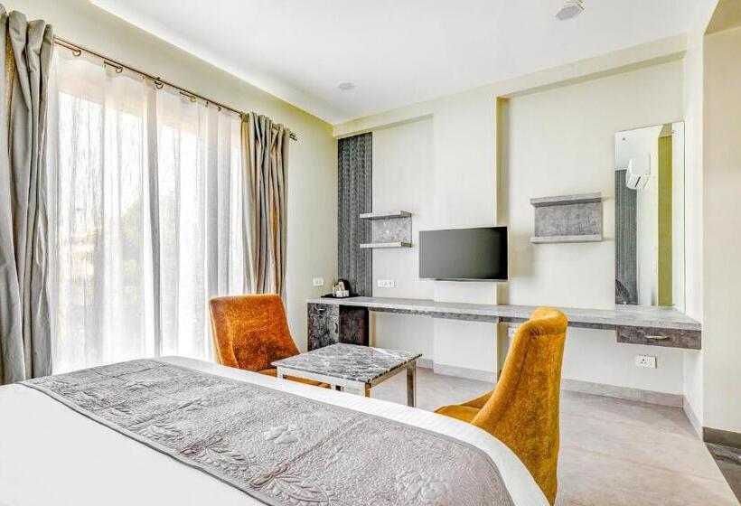 Fabhotel The White Moon