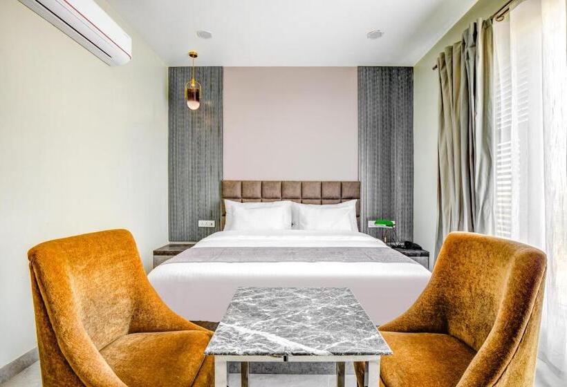 Fabhotel The White Moon