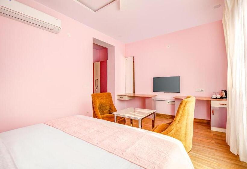 Fabhotel The White Moon