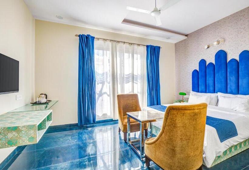 Fabhotel The White Moon