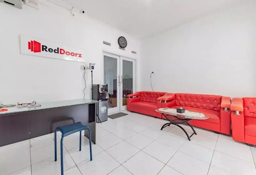 ホテル Reddoorz Syariah Near Alun Alun Ciledug Cirebon