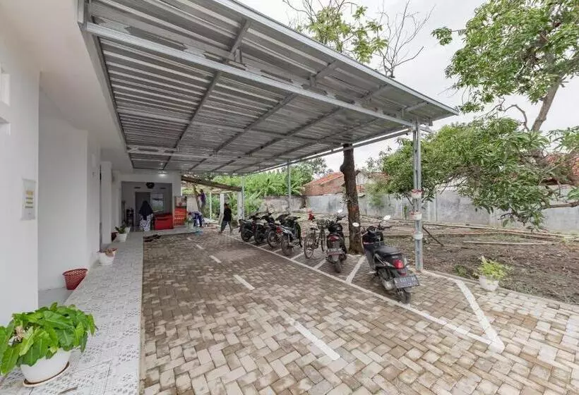 ホテル Reddoorz Syariah Near Alun Alun Ciledug Cirebon