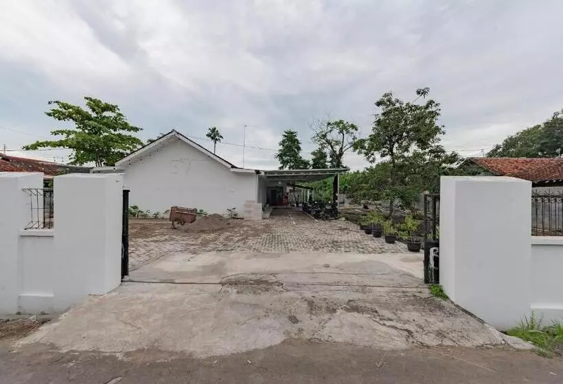 ホテル Reddoorz Syariah Near Alun Alun Ciledug Cirebon