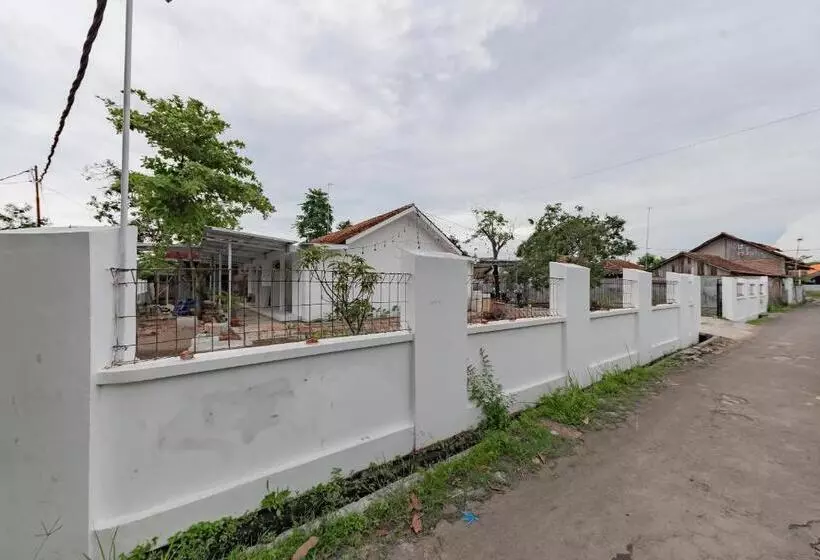 ホテル Reddoorz Syariah Near Alun Alun Ciledug Cirebon