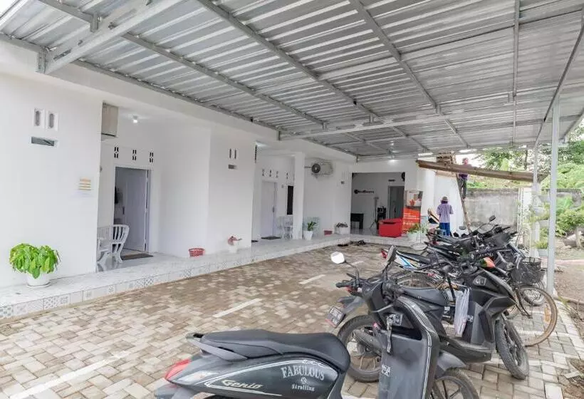 ホテル Reddoorz Syariah Near Alun Alun Ciledug Cirebon
