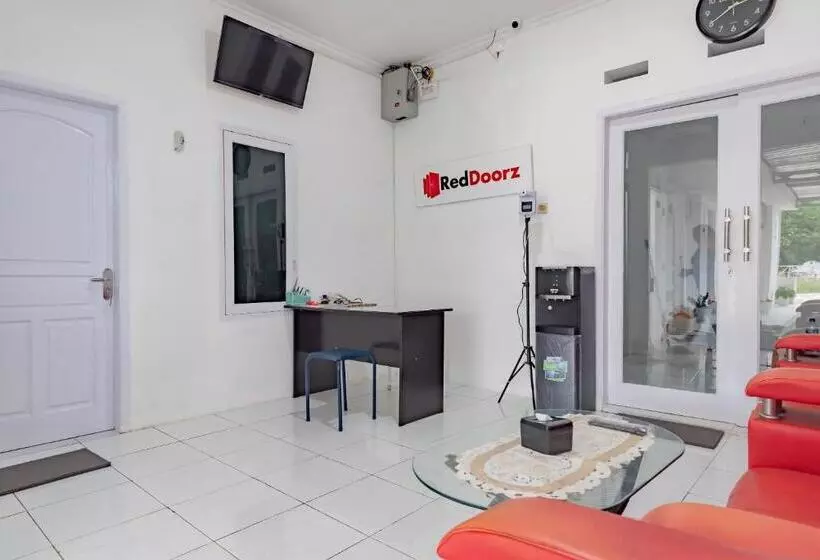 ホテル Reddoorz Syariah Near Alun Alun Ciledug Cirebon