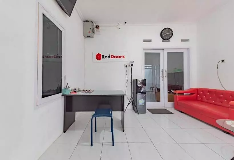 ホテル Reddoorz Syariah Near Alun Alun Ciledug Cirebon