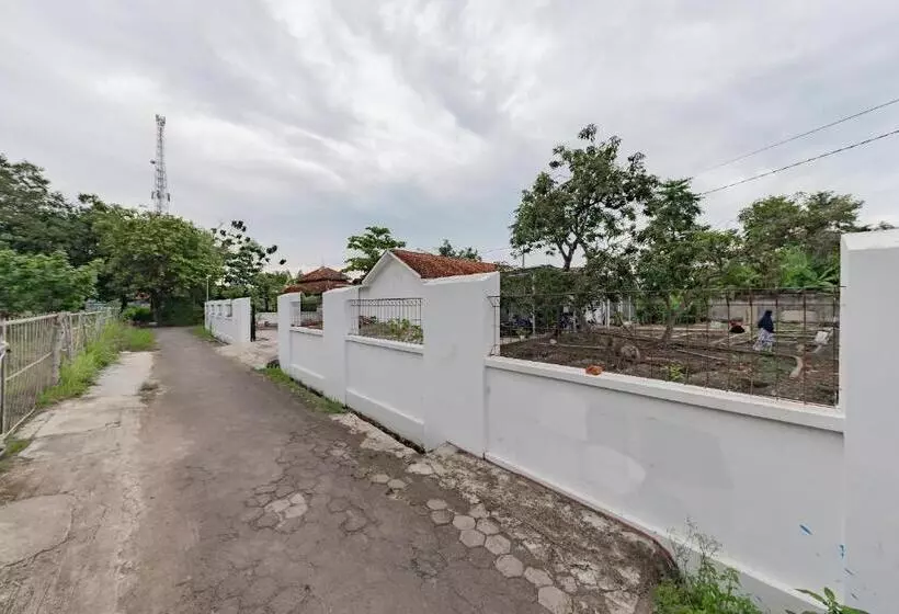 ホテル Reddoorz Syariah Near Alun Alun Ciledug Cirebon