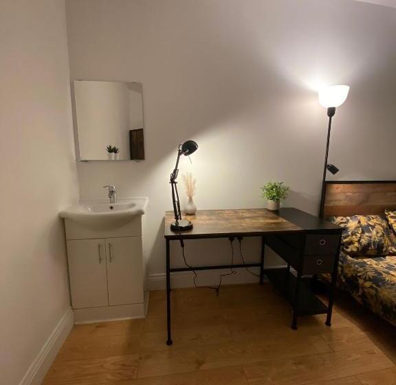 膳宿费 4 Wharncliffe Drive