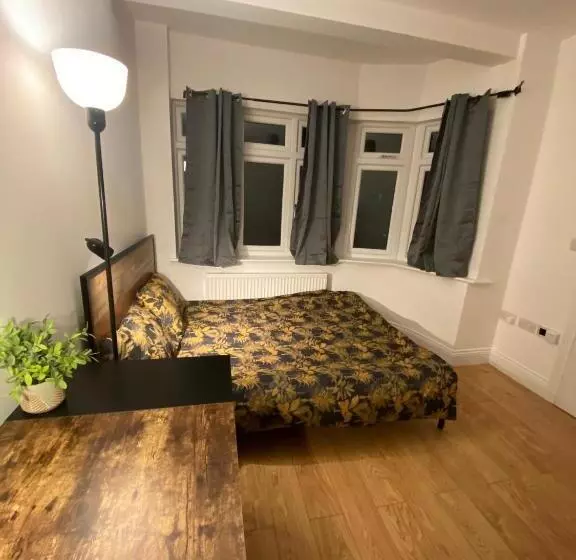 Majatalo 4 Wharncliffe Drive