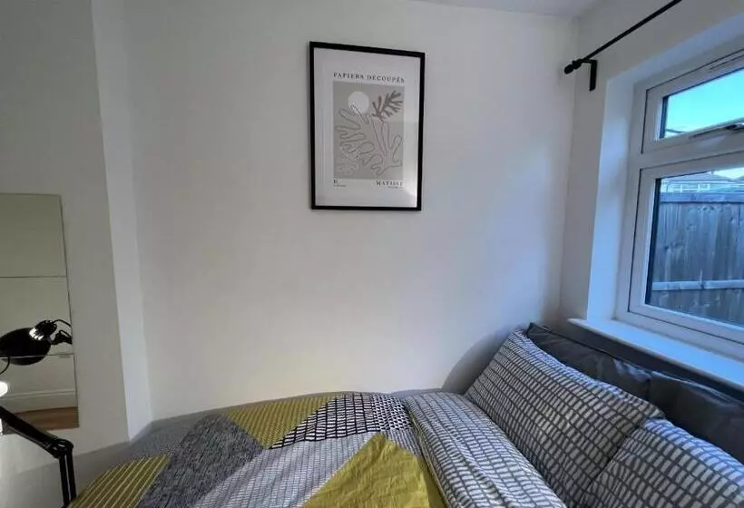 Majatalo 4 Wharncliffe Drive