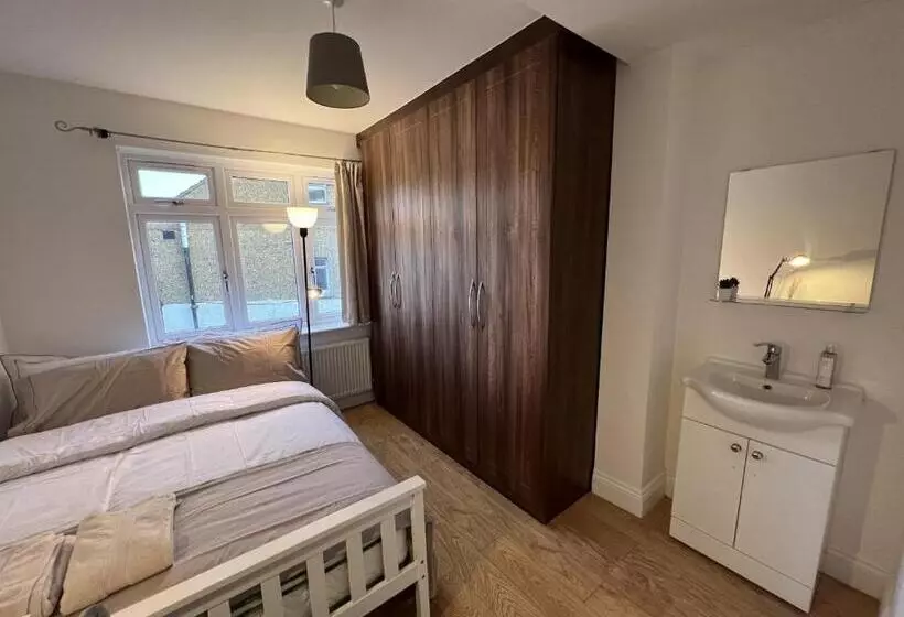 Majatalo 4 Wharncliffe Drive