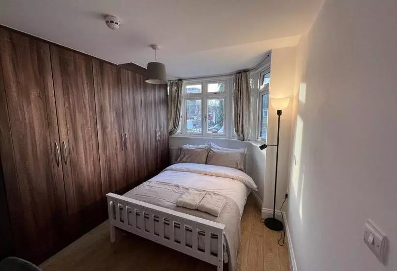 Majatalo 4 Wharncliffe Drive