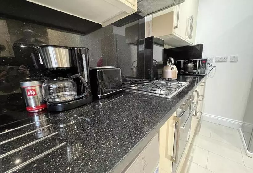 Majatalo 4 Wharncliffe Drive