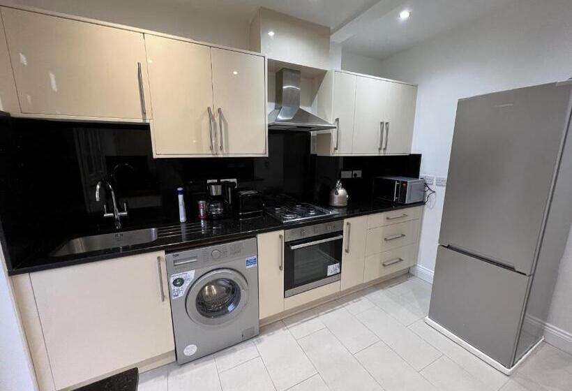 膳宿费 4 Wharncliffe Drive