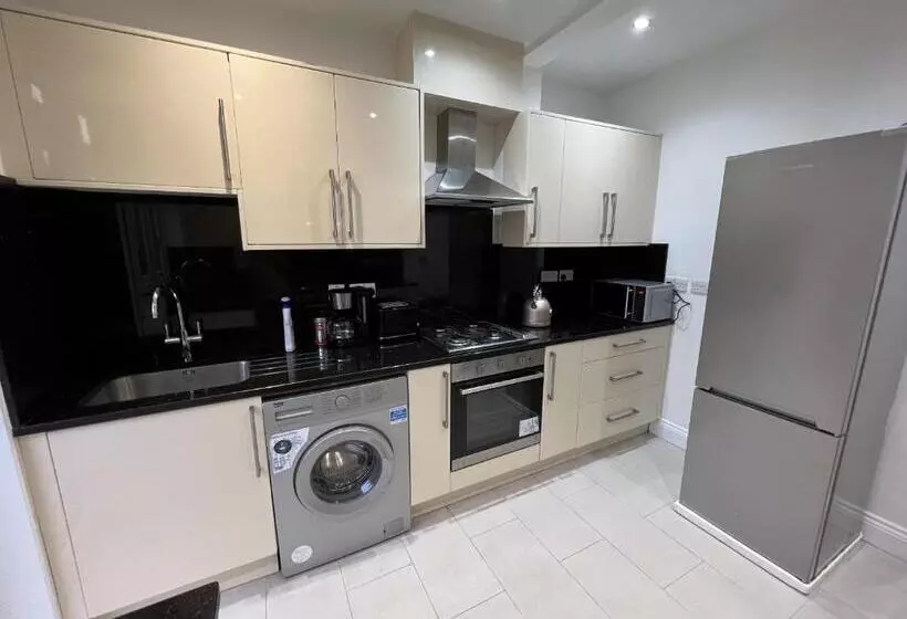 Majatalo 4 Wharncliffe Drive