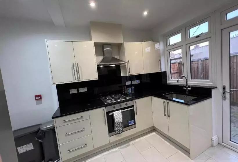 Majatalo 4 Wharncliffe Drive