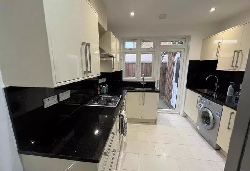 Majatalo 4 Wharncliffe Drive