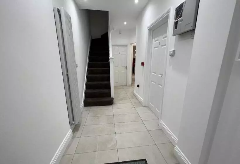 Majatalo 4 Wharncliffe Drive