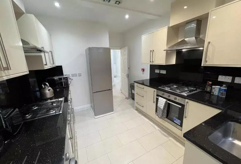 Majatalo 4 Wharncliffe Drive