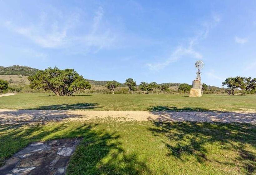 مبيت وإفطار Last Outpost Bandera Ranch House