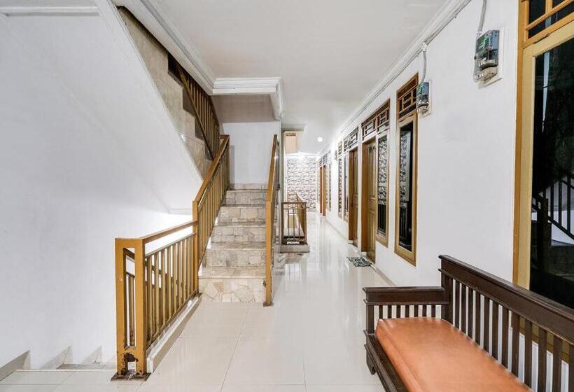 בית מלון כפרי Oyo 91994 Sawerigading Jatinangor Syariah