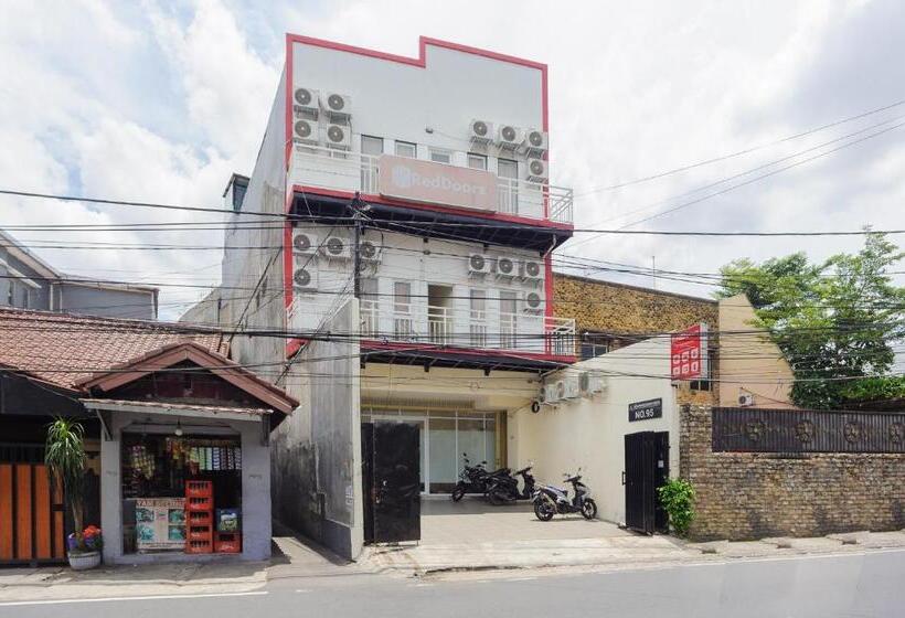 בית מלון כפרי Reddoorz @ Kemanggisan Raya