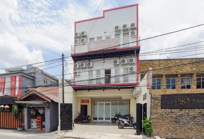 בית מלון כפרי Reddoorz @ Kemanggisan Raya