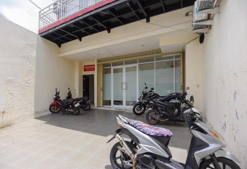 בית מלון כפרי Reddoorz @ Kemanggisan Raya