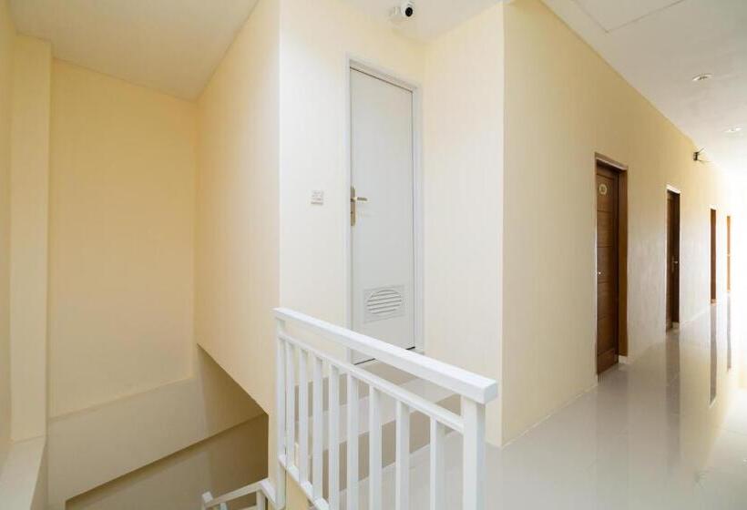 בית מלון כפרי Reddoorz @ Kemanggisan Raya