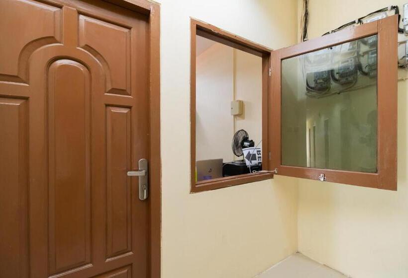 בית מלון כפרי Reddoorz @ Kemanggisan Raya