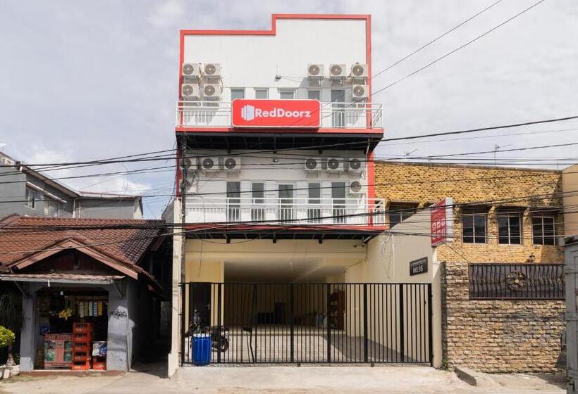 בית מלון כפרי Reddoorz @ Kemanggisan Raya