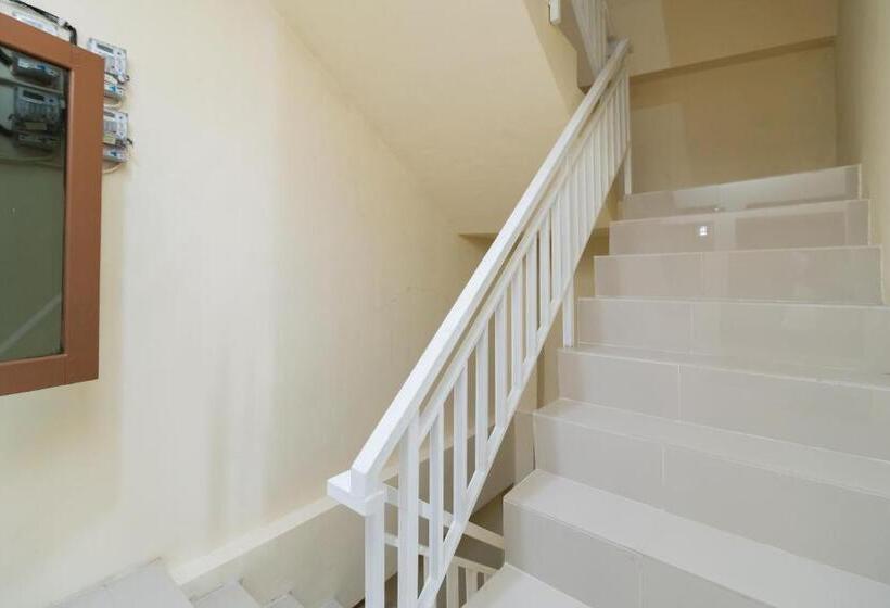 בית מלון כפרי Reddoorz @ Kemanggisan Raya