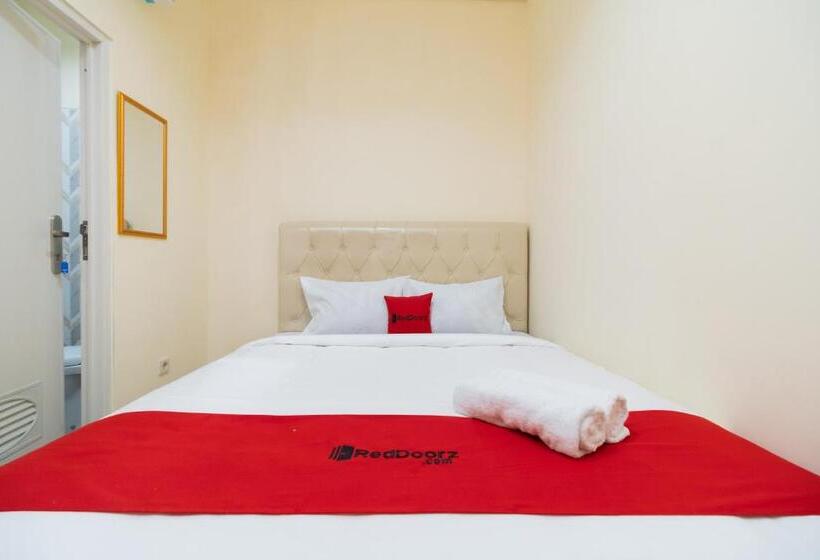 בית מלון כפרי Reddoorz @ Kemanggisan Raya